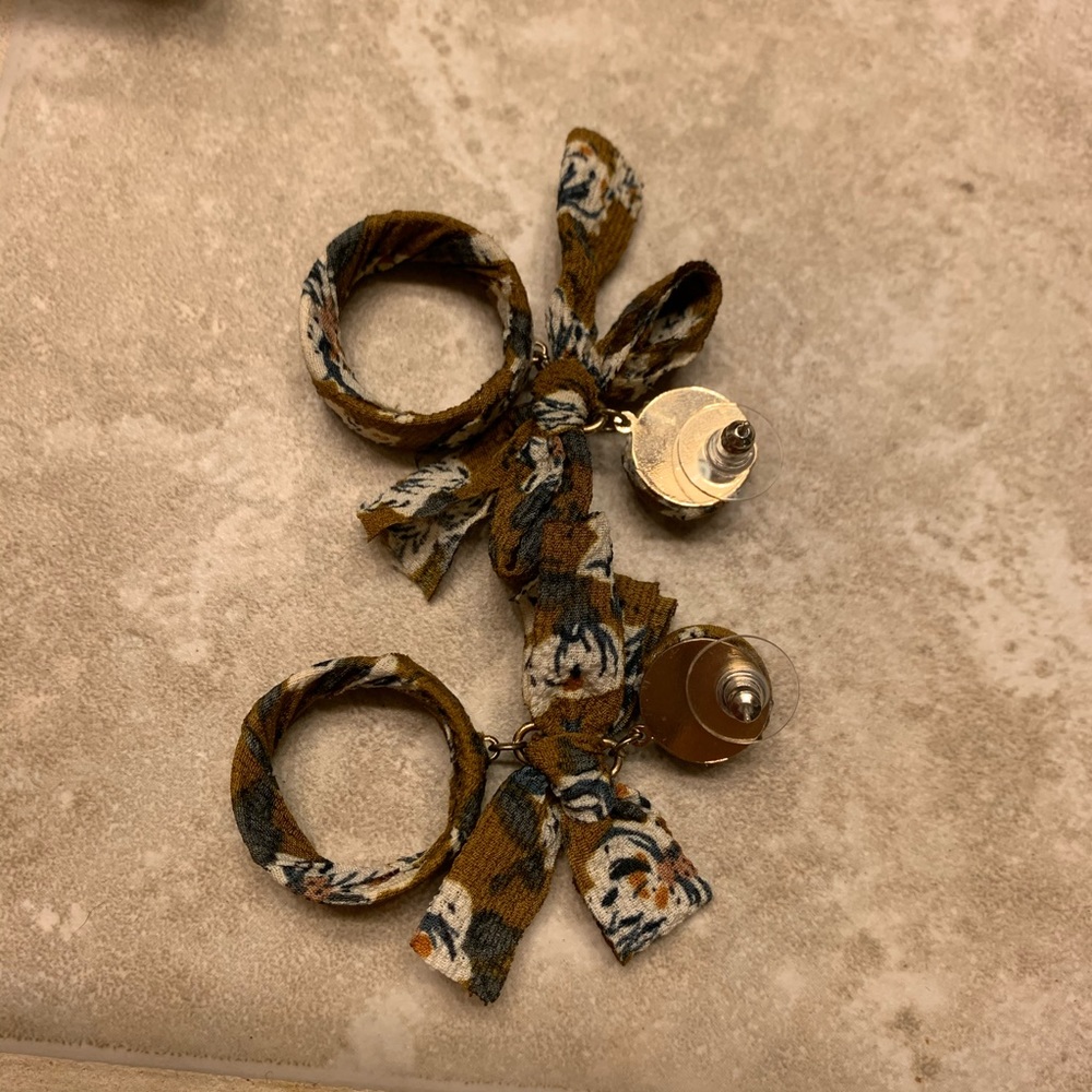 Round bow earring - Picture 2 of 3